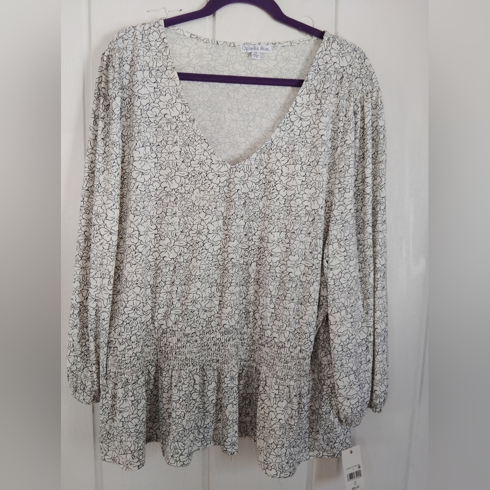 NWT!! Ophlia Roe, Chic V-Neck Floral Blouse. Size 2X - Picture 6 of 8